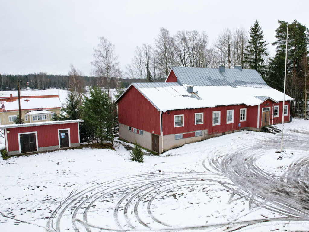 Högbackas fasad och gård
