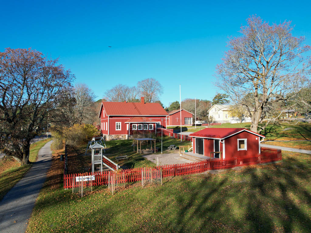 Kommunalstugan i Nagus fasad och gård